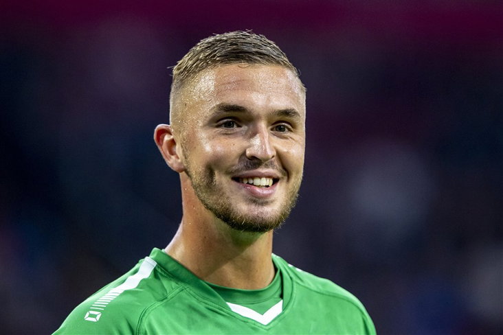 Jeffrey de Lange met een grote glimlach in de Johan Cruijff Arena