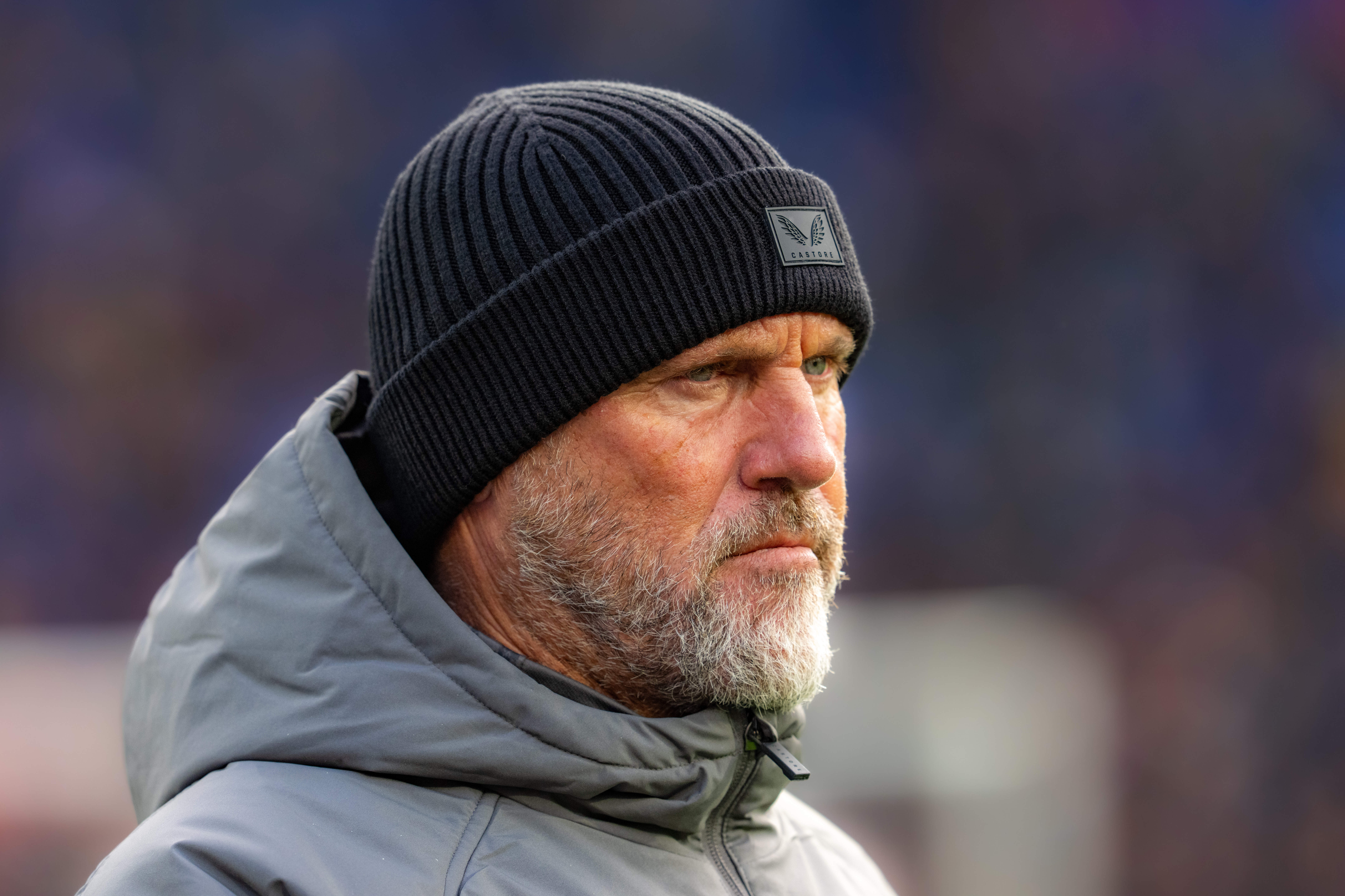 John de Wolf met een muts op in De Kuip