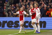 Kasper Dolberg wordt gefeliciteerd door Oscar Gloukh en Mika Godts
