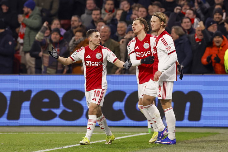 Kasper Dolberg wordt gefeliciteerd door Oscar Gloukh en Mika Godts
