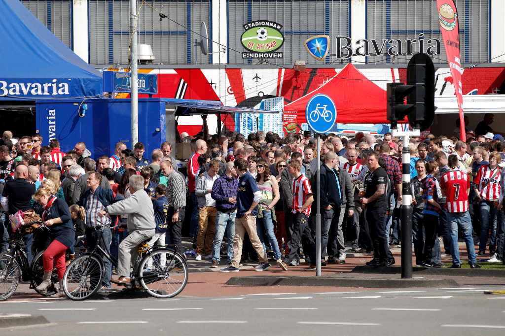 PSV-fans op de oude locatie van De Aftrap