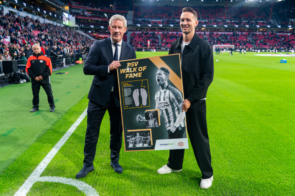 Marcel Brands en Luuk de Jong onthullen de tegel van De Jong