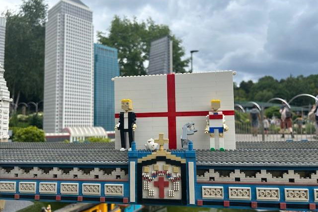 Sarina Wiegman en Leah Williamson als Legopoppetjes