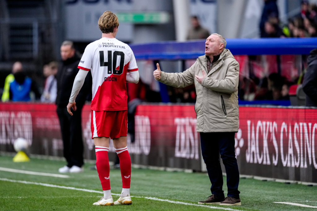 Ron Jans langs de lijn tegen AZ