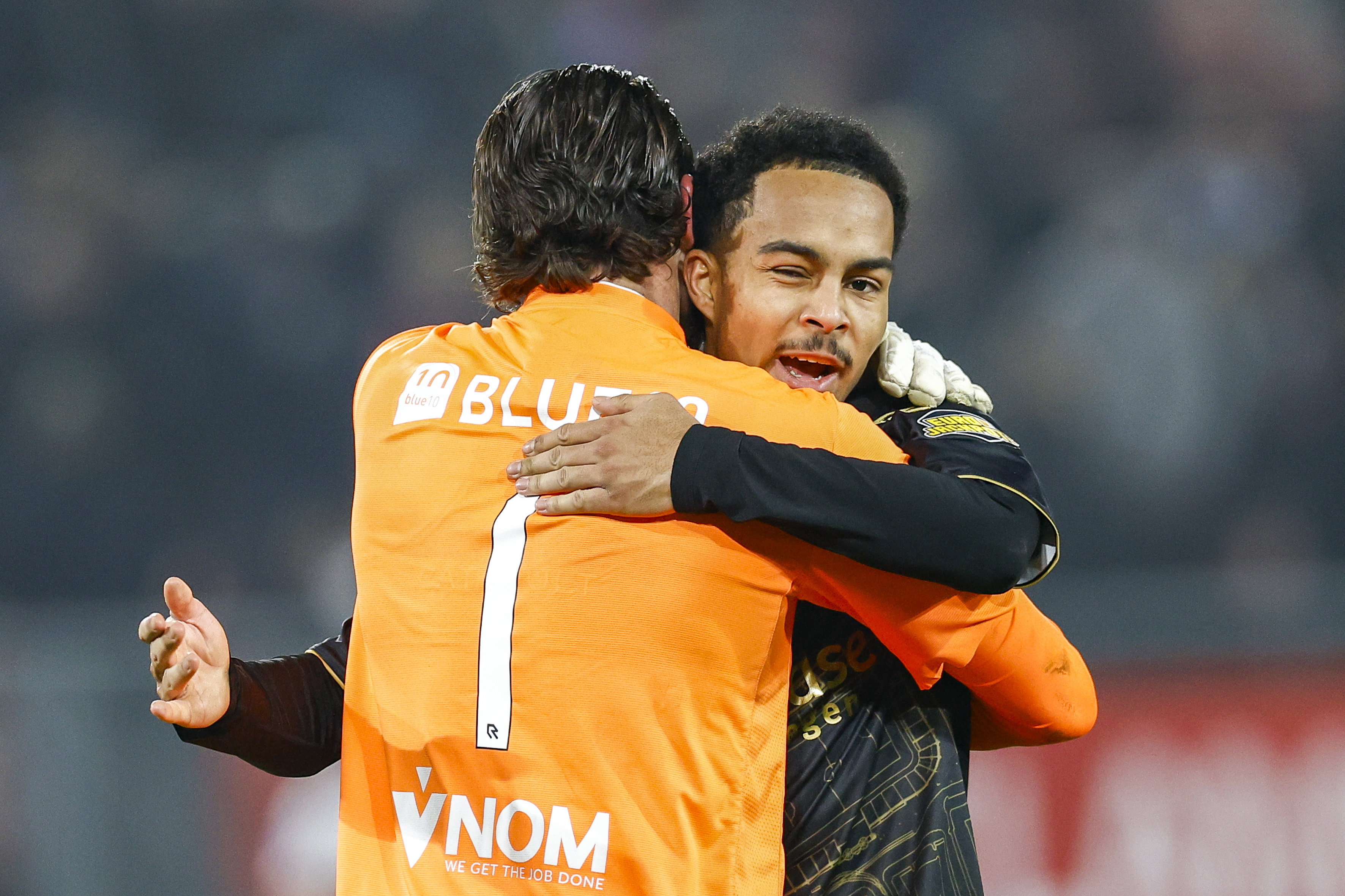 Joël Drommel en Marvin Young feliciteren elkaar na een zege