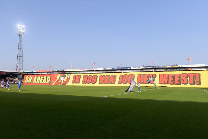 Go Ahead Eagles-supporters met een fraaie sfeeractie