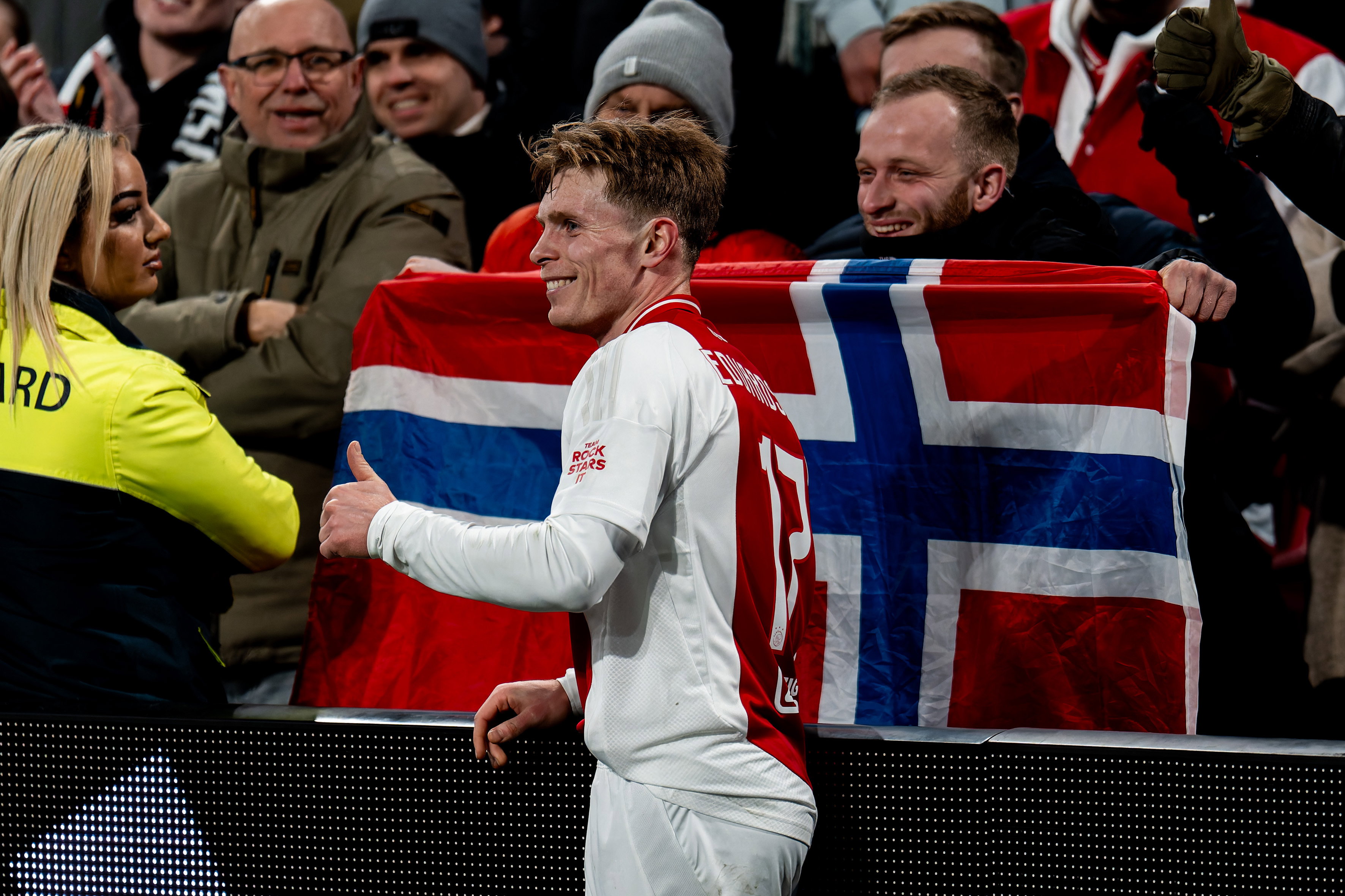 Oliver Edvardsen poseert voor een Noorse vlag in de Johan Cruijff Arena