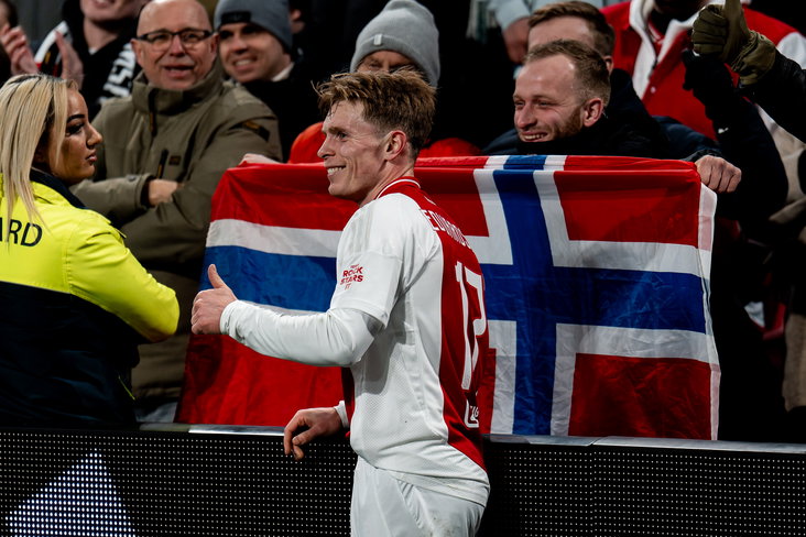 Oliver Edvardsen poseert voor een Noorse vlag in de Johan Cruijff Arena