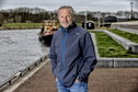 René Eijkelkamp poseert voor zijn boot in Dalfsen (Overijssel)