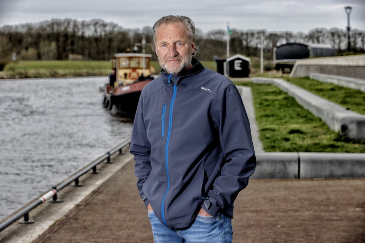 René Eijkelkamp poseert voor zijn boot in Dalfsen (Overijssel)