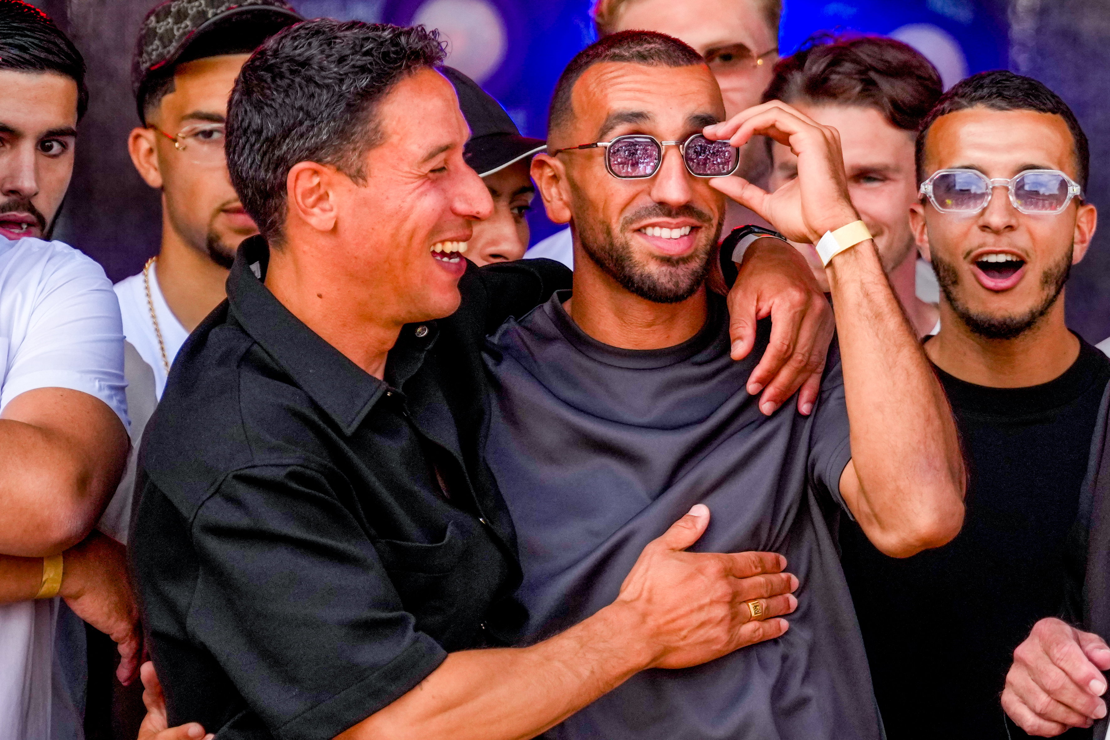 Youssef El Kachati viert de promotie van Telstar met trainer Anthony Correia