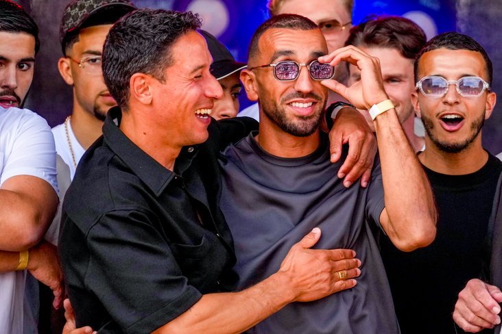Youssef El Kachati viert de promotie van Telstar met trainer Anthony Correia