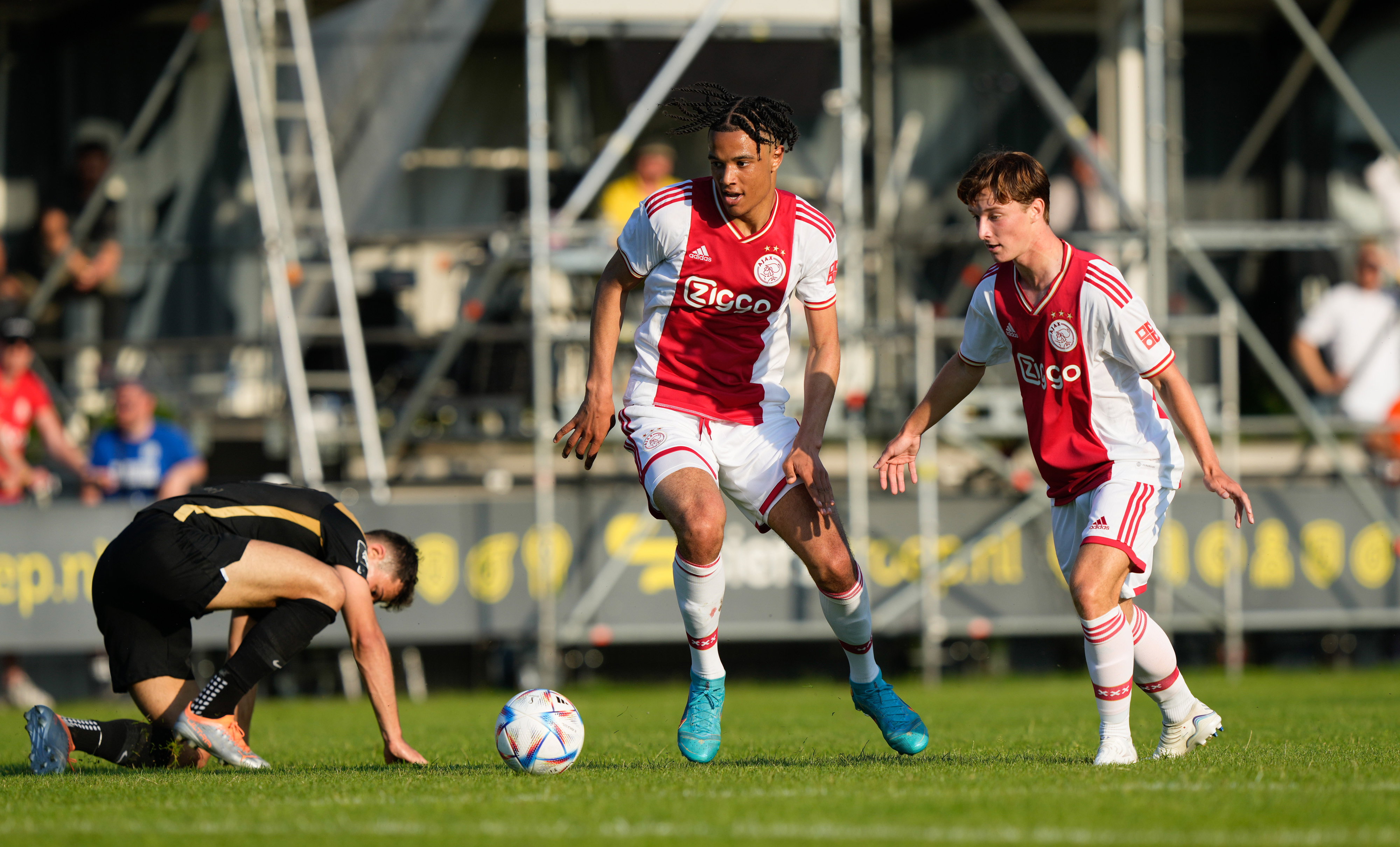 Jay Enem aan de bal namens Ajax