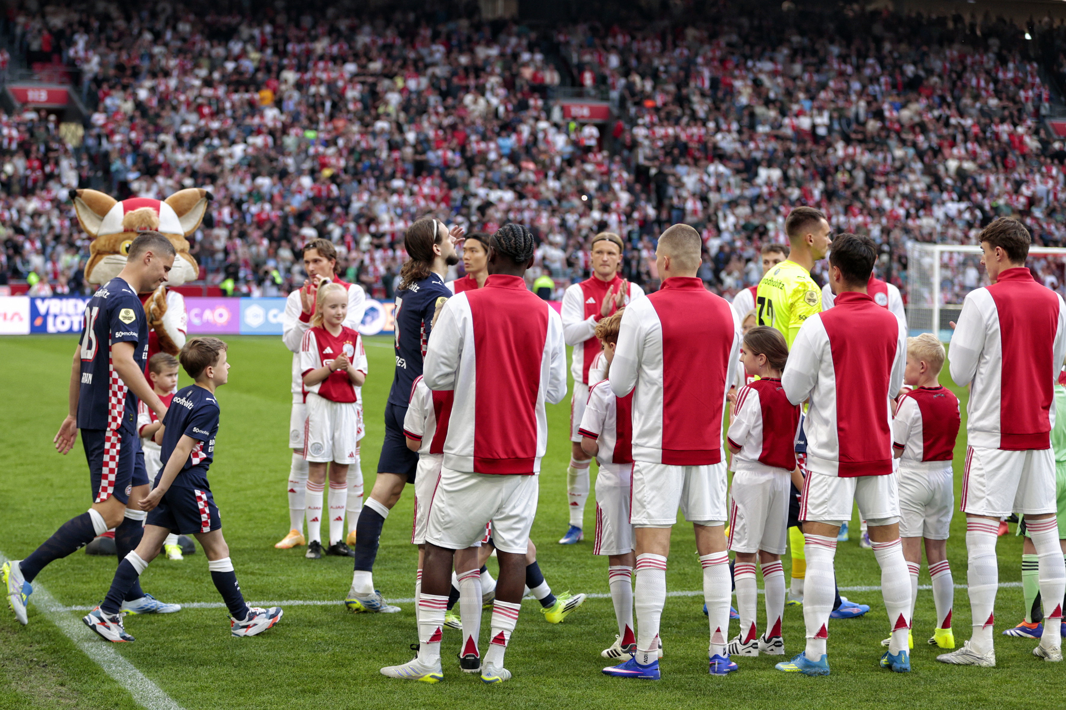 Ajax-spelers vormen een erehaag voor PSV