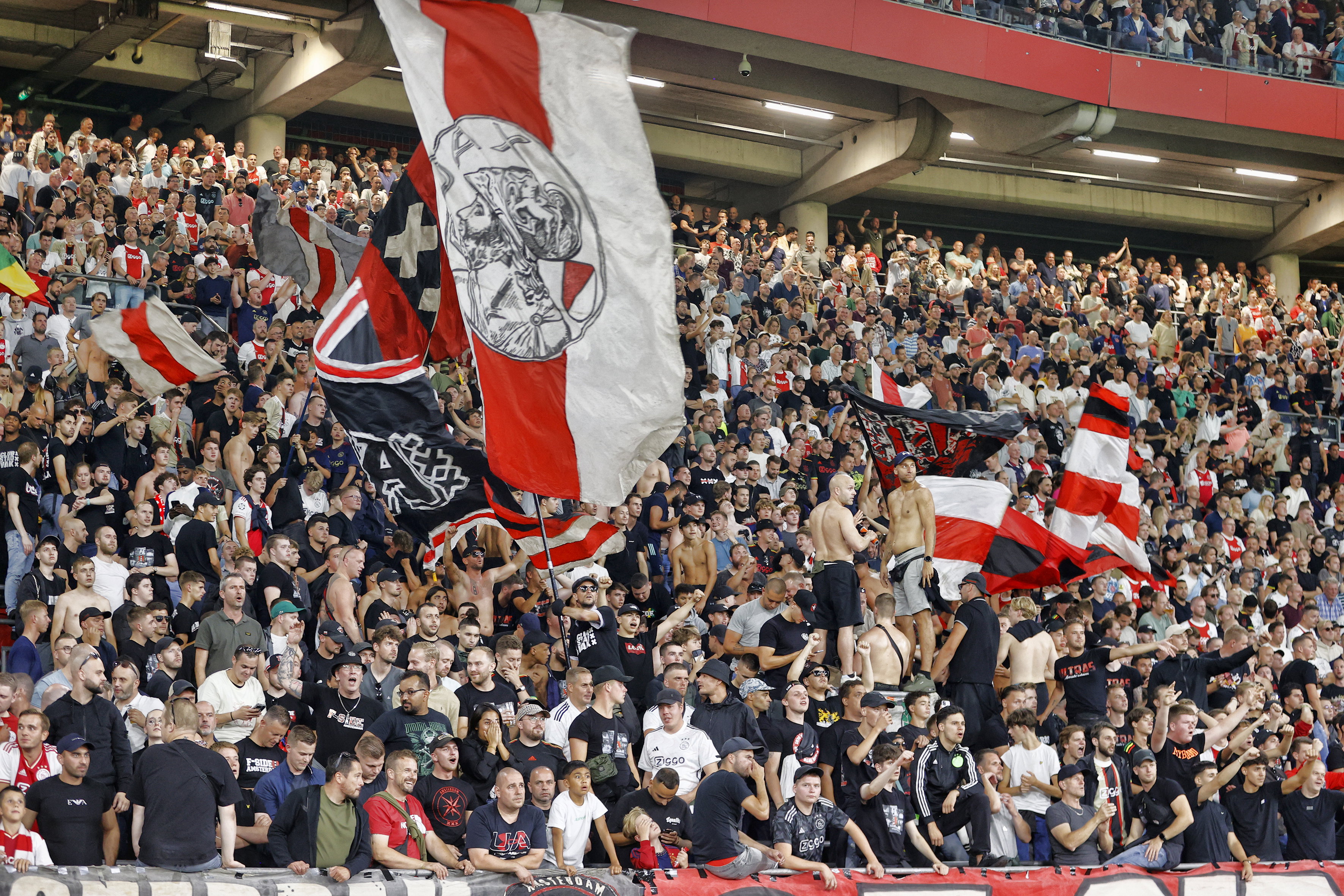Supporters van Ajax op de F-Side