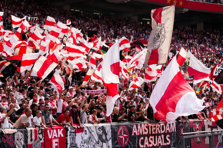Ajax-supporters met vlaggen en spandoeken