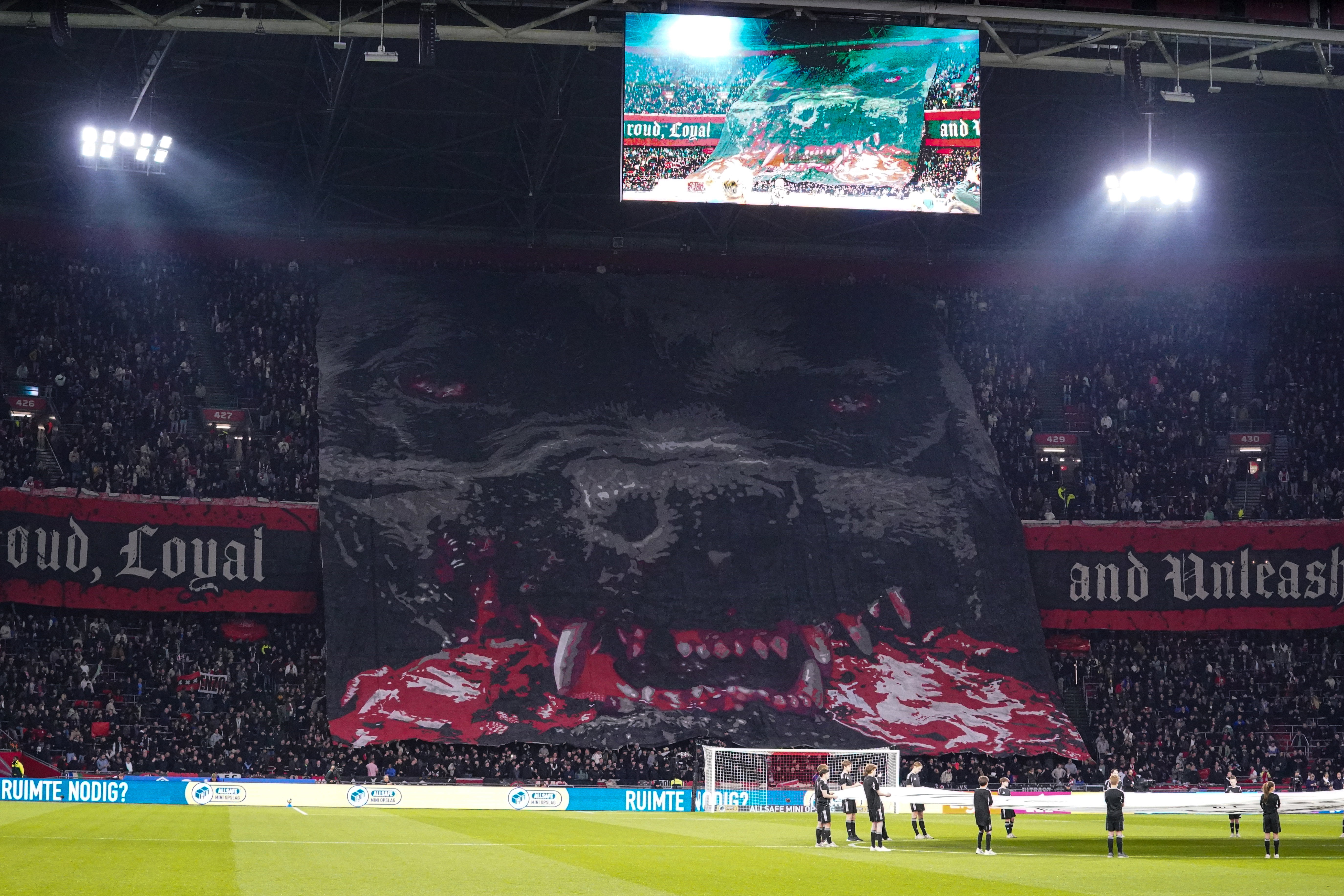 Sfeeractie van de Ajax-fans in de Johan Cruijff Arena