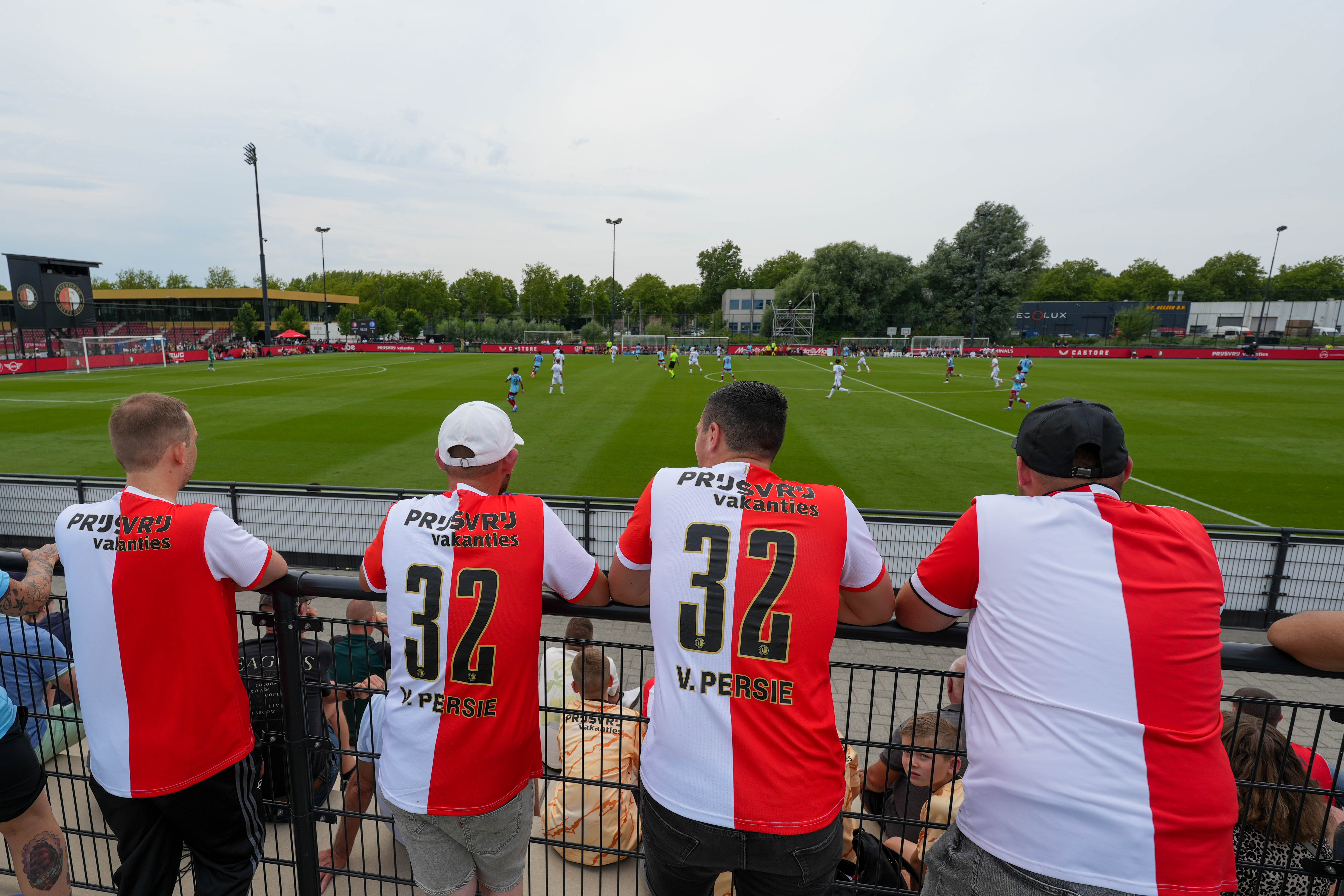 Feyenoord-fans kijken toe op Varkenoord