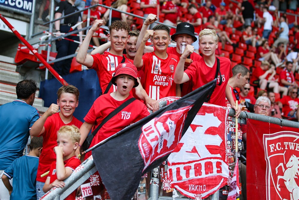 Jonge FC Twente-fans in Vak 110