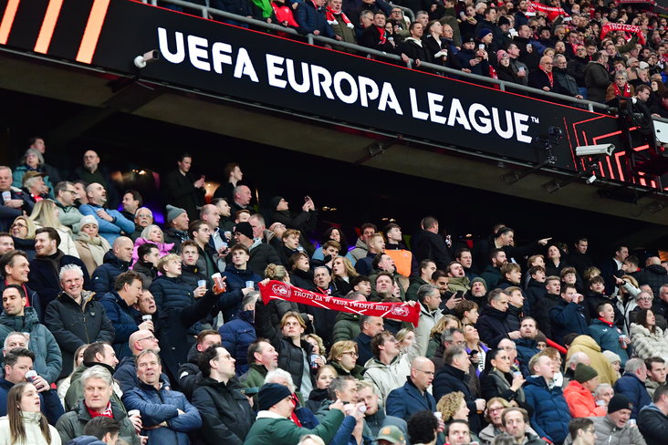 FC Twente-fans op een koude donderdagavond in de Grolsch Veste