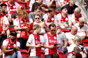 Ajax-supporters checken hun telefoon