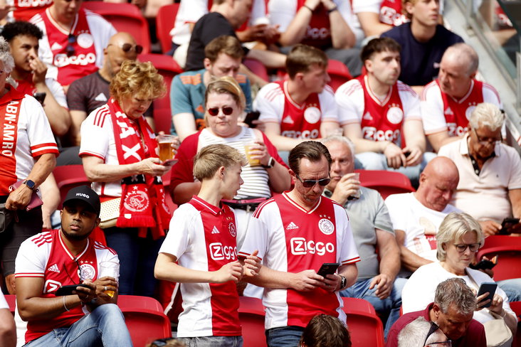 Ajax-supporters checken hun telefoon