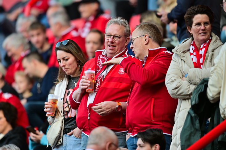 FC Twente-fans aan de pils in De Grolsch Veste