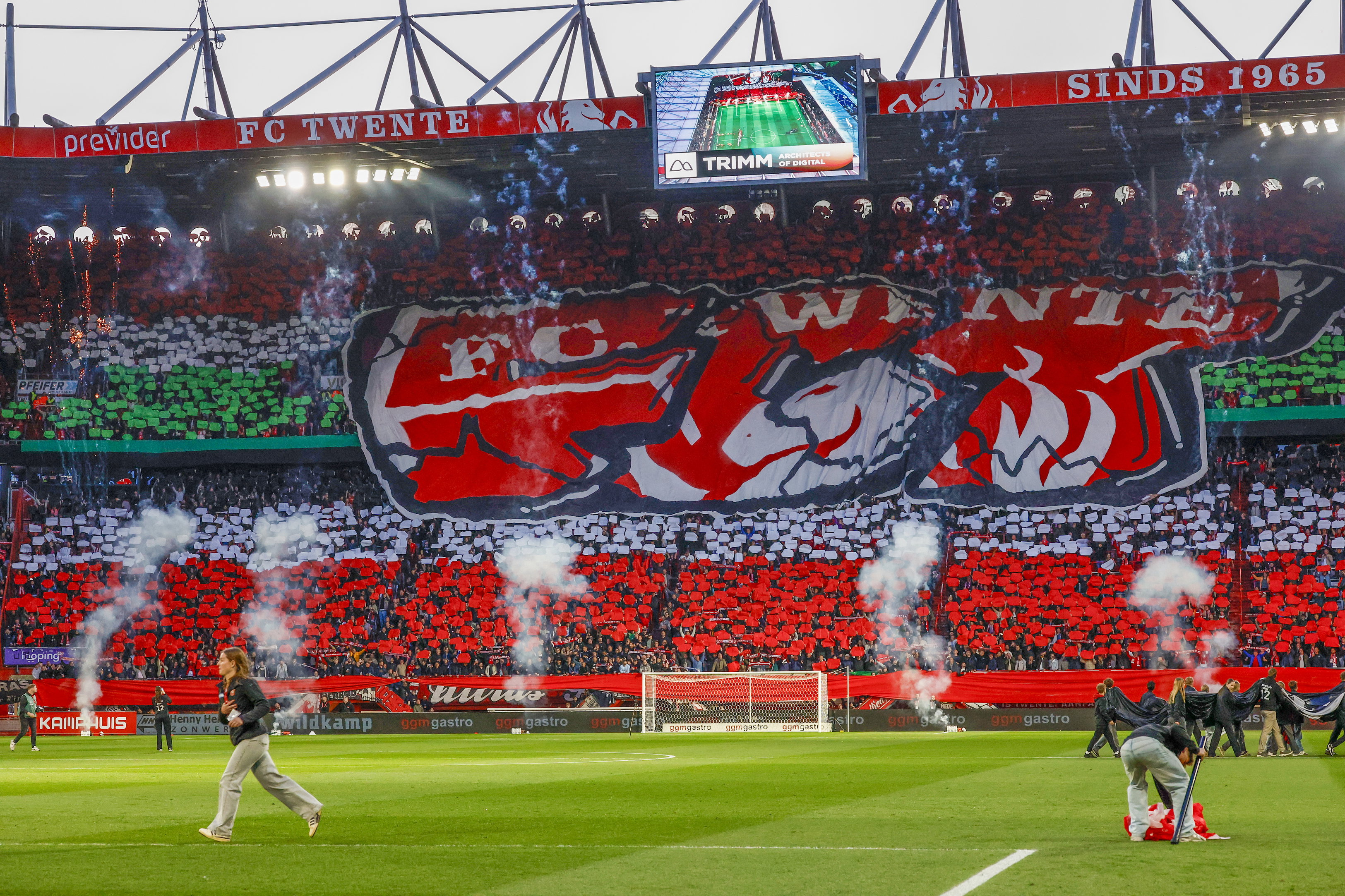 FC Twente-fans met een fraaie sfeeractie in De Grolsch Veste