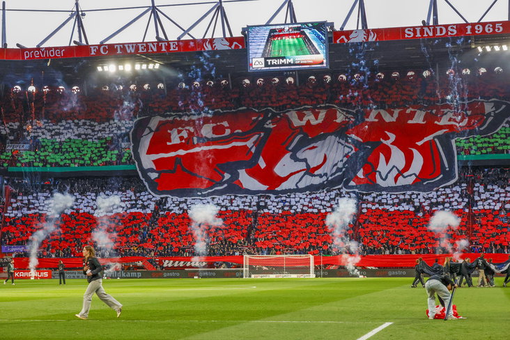 FC Twente-fans met een fraaie sfeeractie in De Grolsch Veste