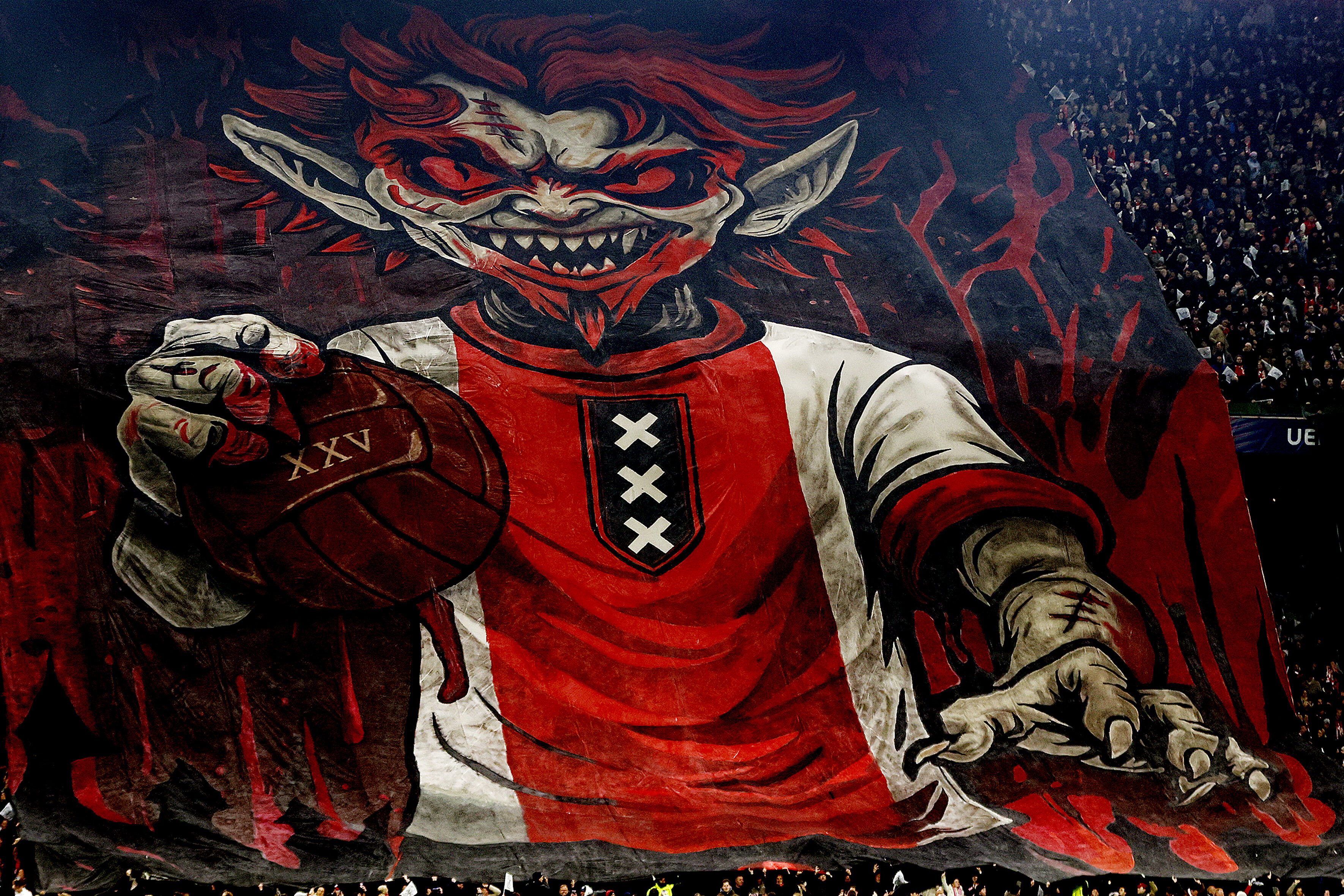 Ajax-fans met een heerlijke sfeeractie