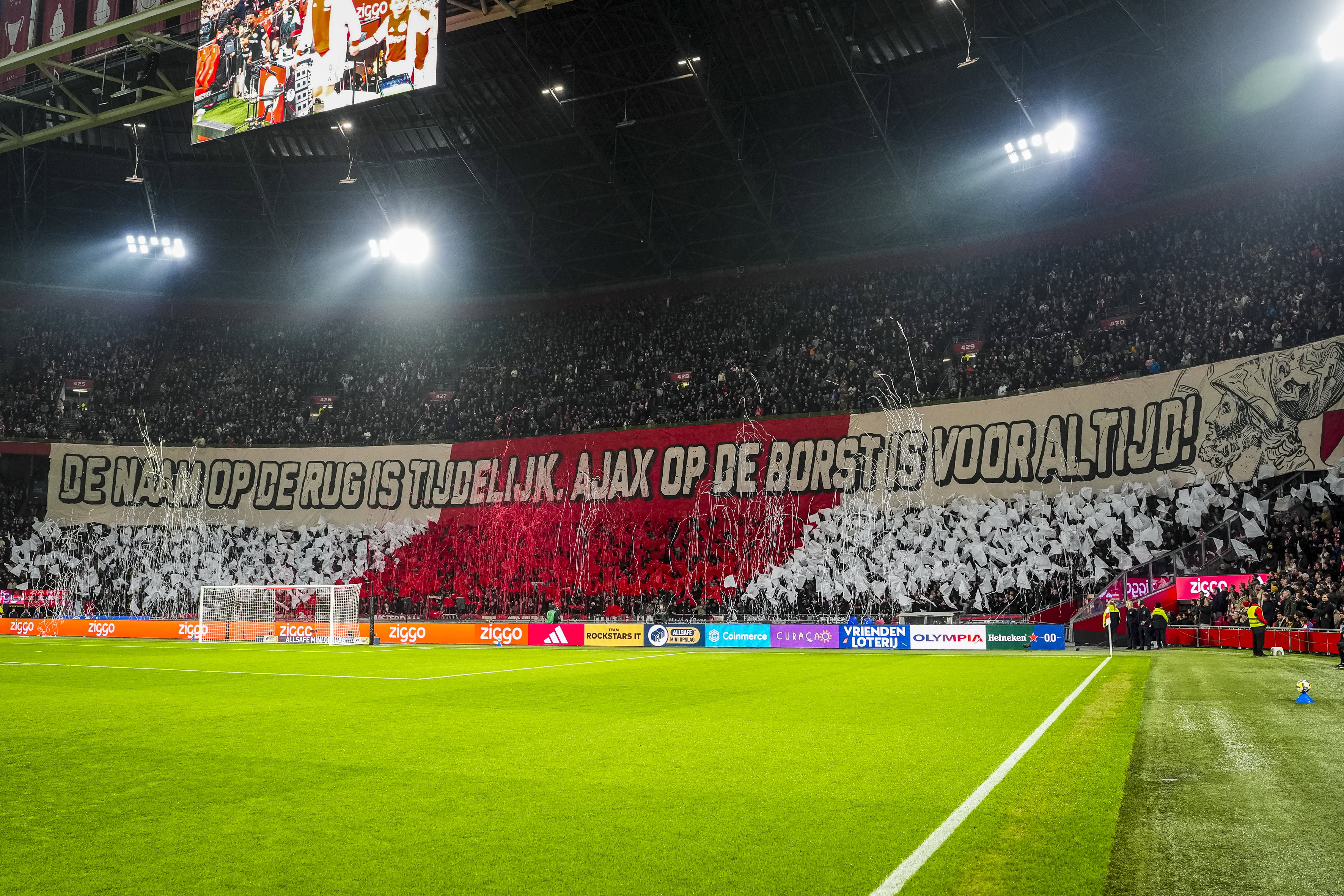 Ajax-fans met een fraaie sfeeractie in de Johan Cruijff Arena
