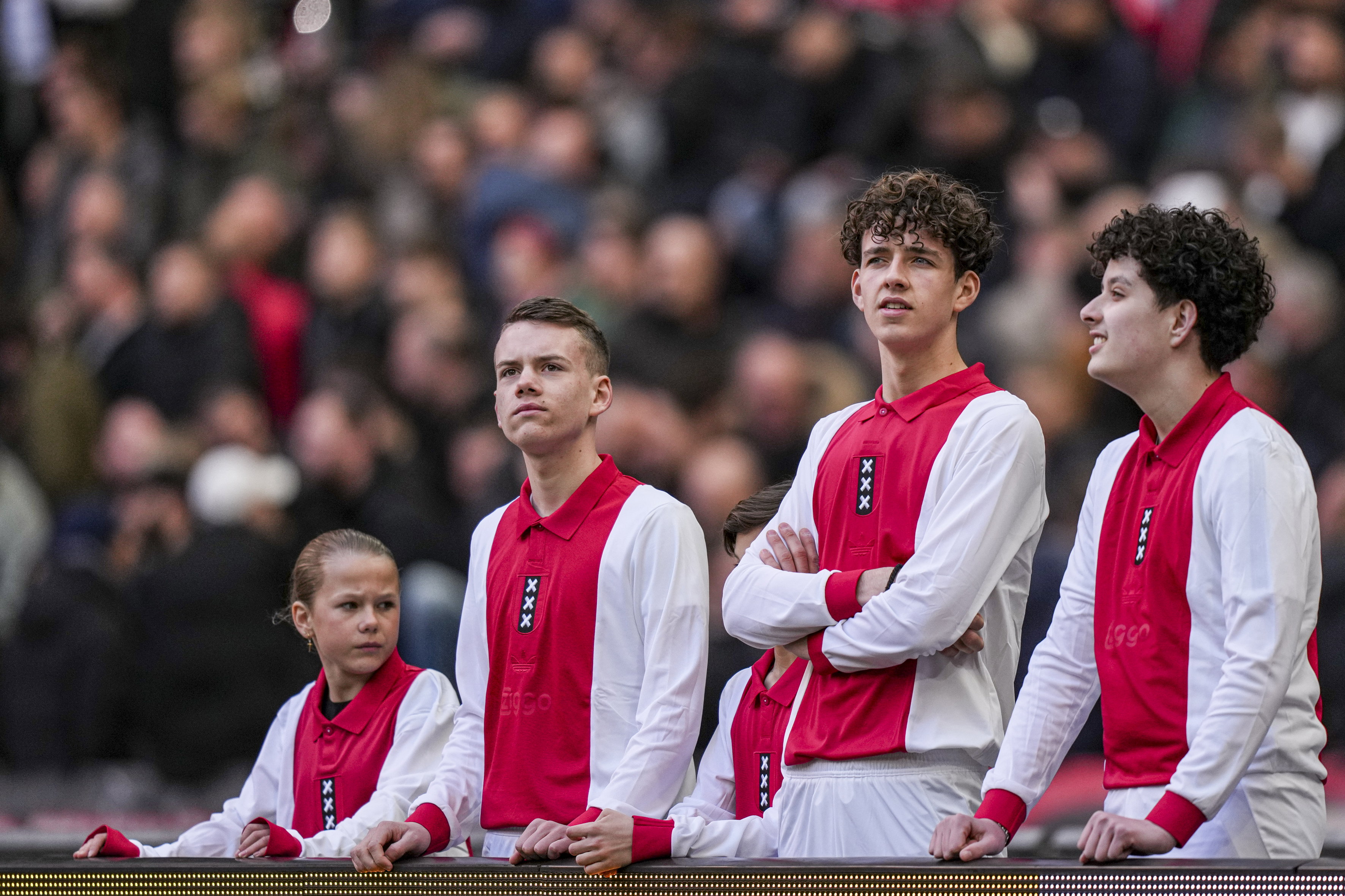 Ajax-fans in het jubileumshirt