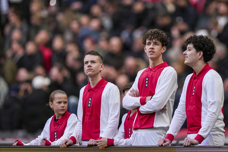 Ajax-fans in het jubileumshirt