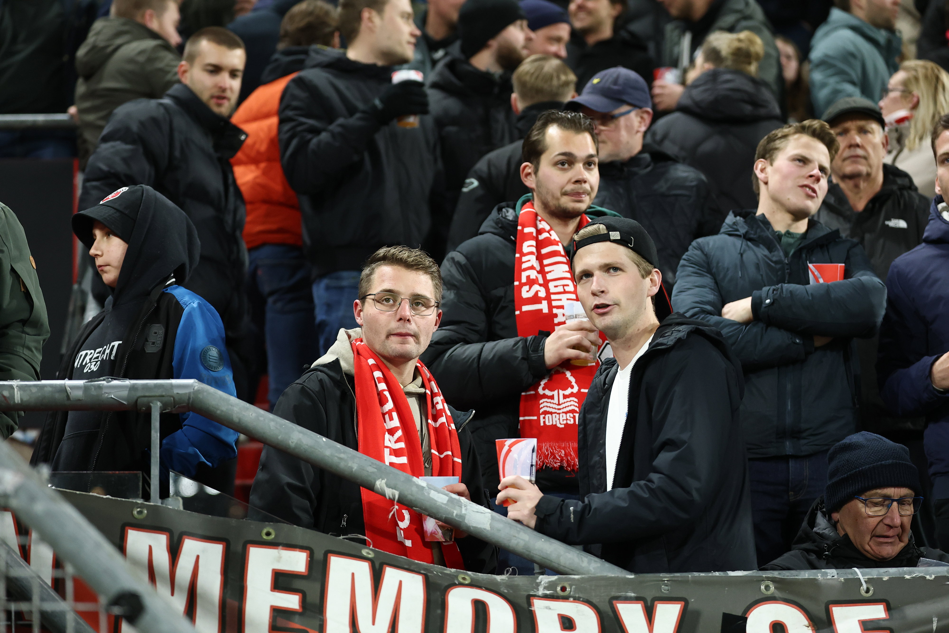 FC Utrecht-fans drinken bier op de tribune