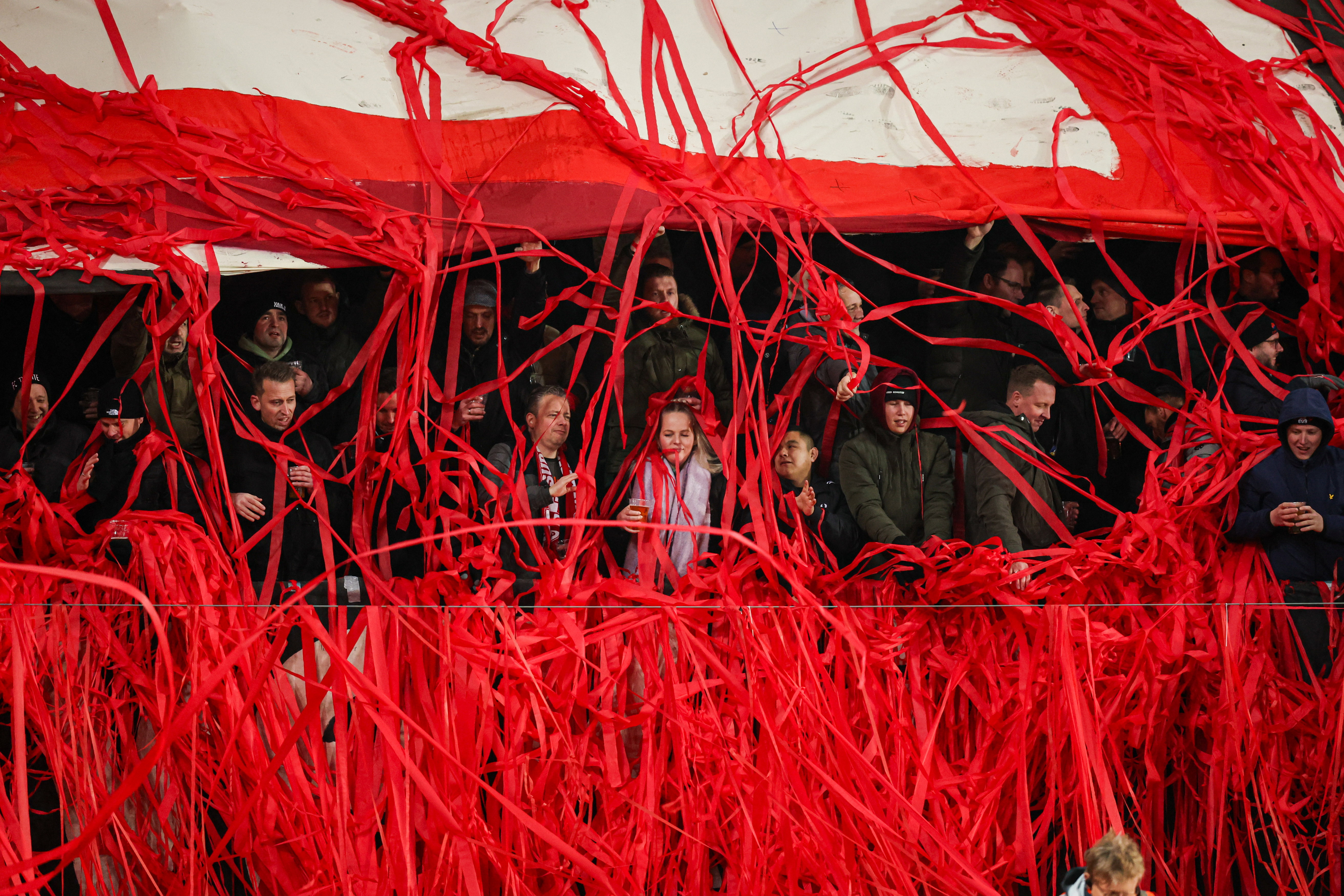 FC Twente-fans tijdens een sfeeractie van Vak P
