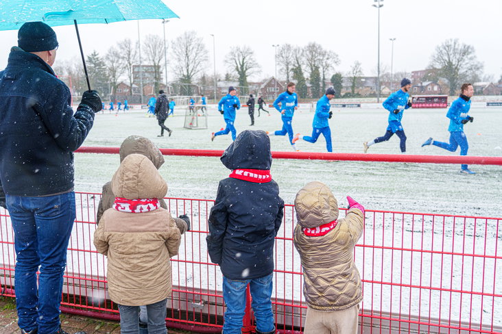 FC Twente-fans aanwezig bij de eerste training van 2026