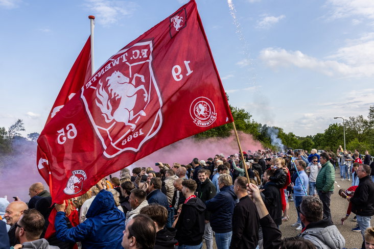 FC Twente-fans staan bij de snelweg (A1)