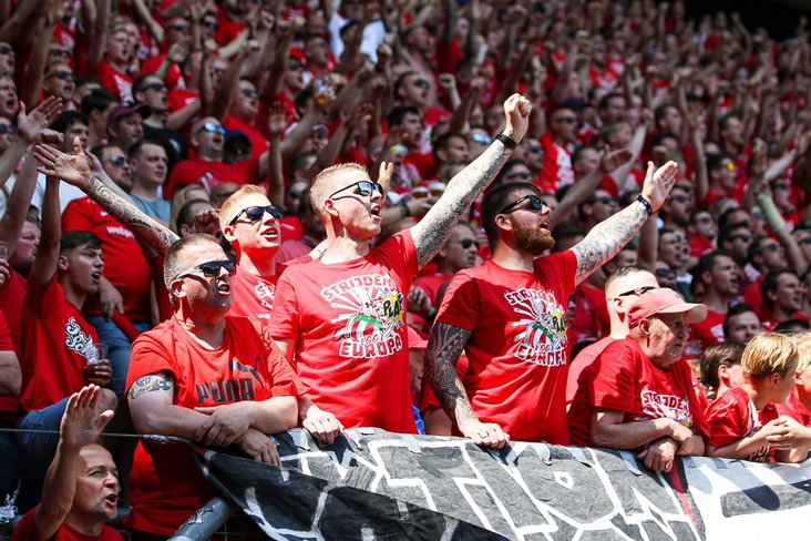 FC Twente-fans strijden in Enschede voor Europees voetbal