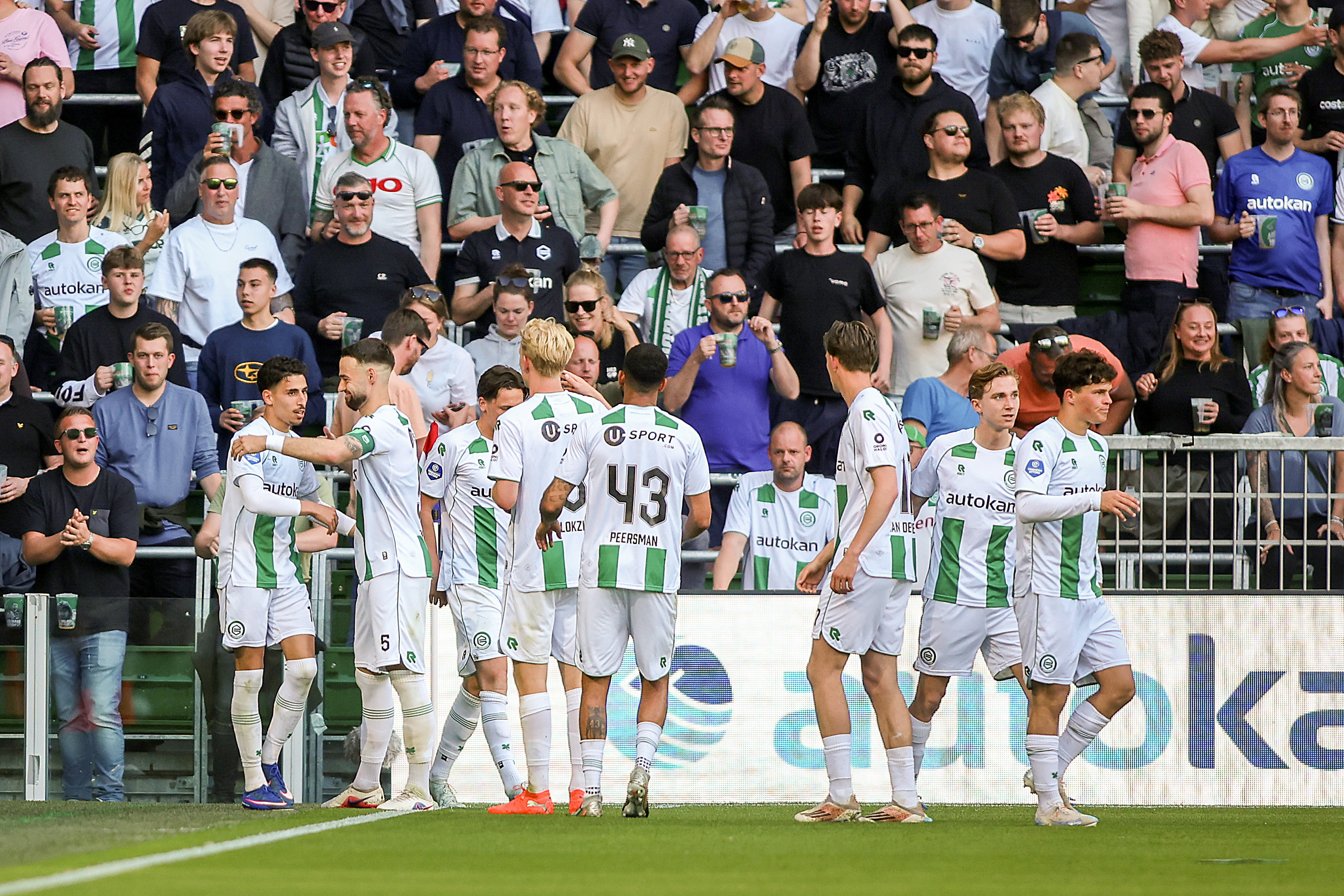 FC Groningen-spelers vieren feest bij de cornervlag na een goal