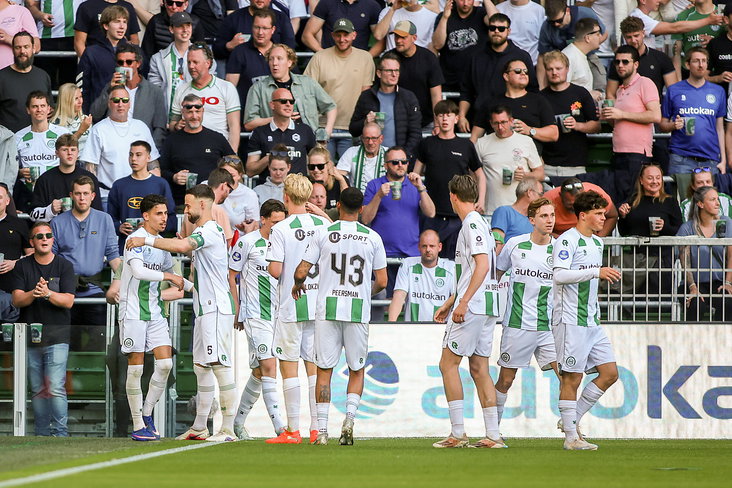 FC Groningen-spelers vieren feest bij de cornervlag na een goal