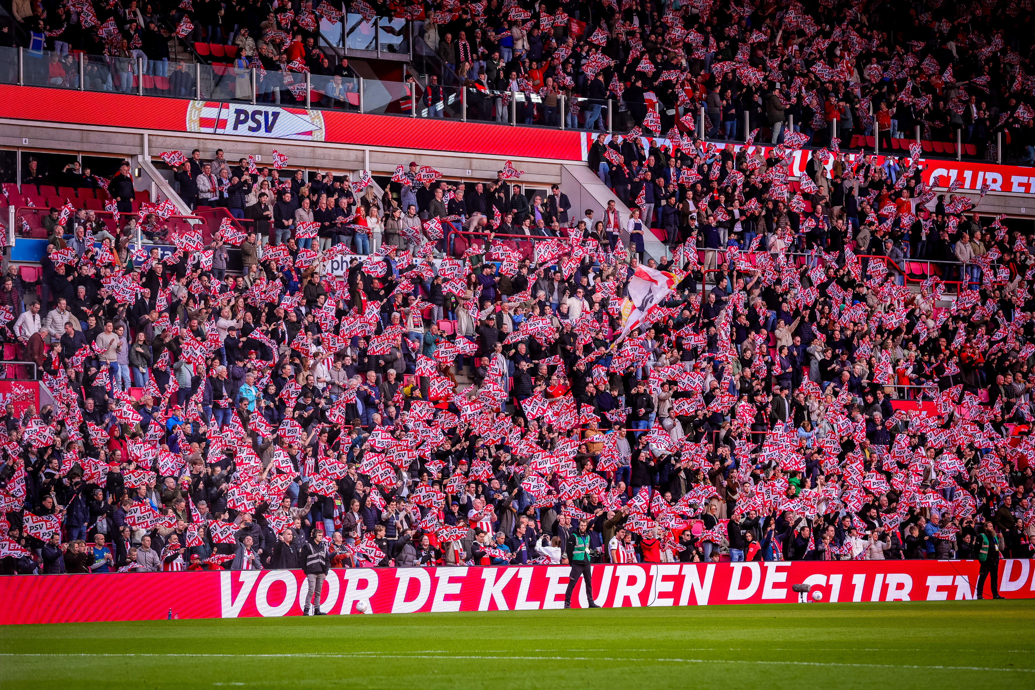 PSV-fans zwaaien met vlaggen in het Philips Stadion