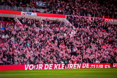 PSV-fans zwaaien met vlaggen in het Philips Stadion