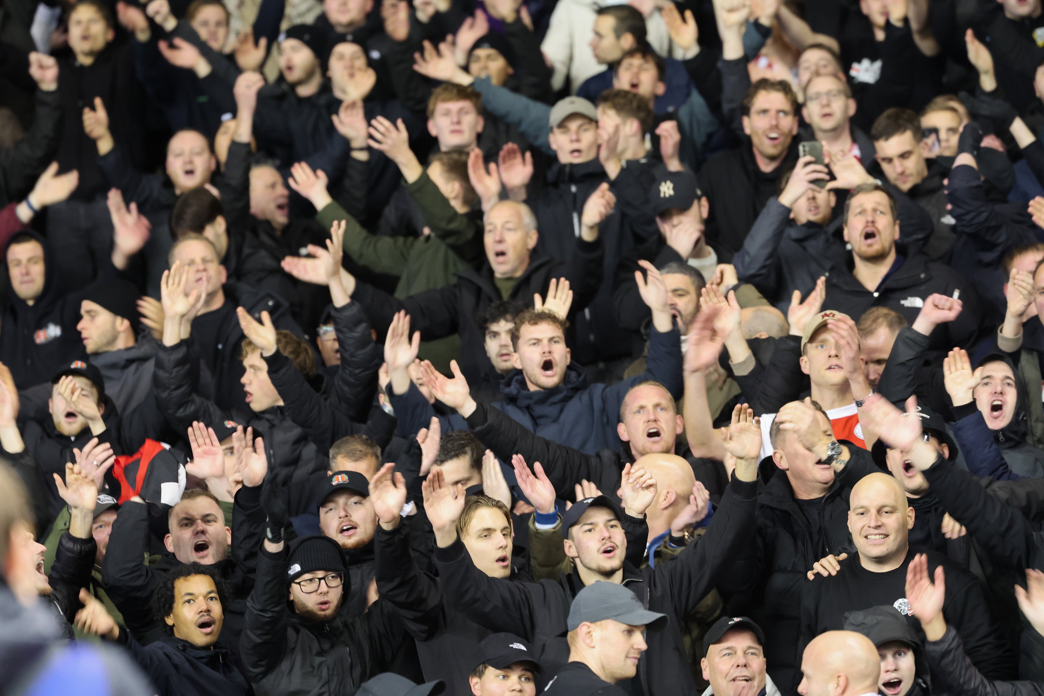 Ajax-supporters aan het zingen in een Europese uitwedstrijd