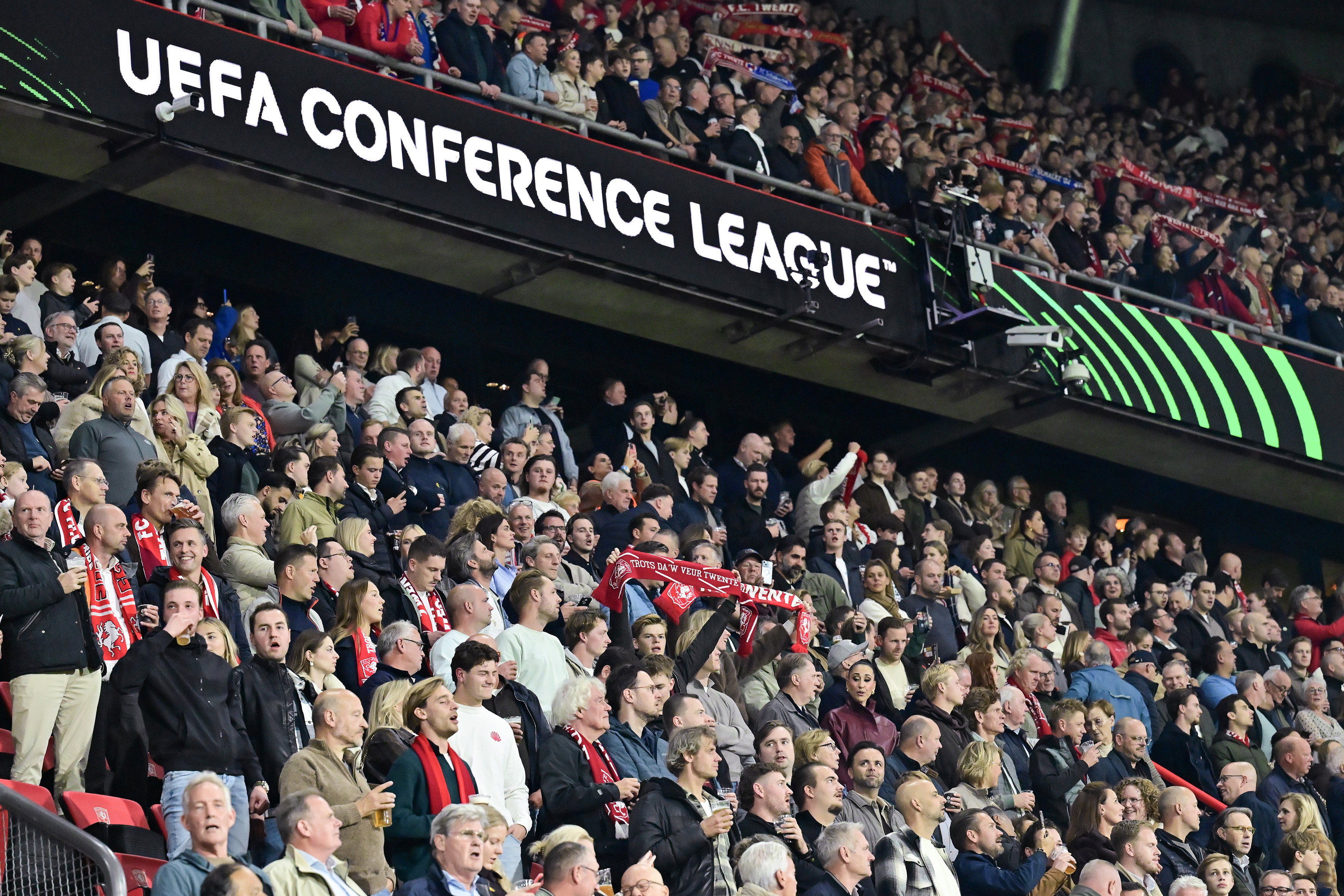 FC Twente-fans drinken bier tijdens een Europese thuiswedstrijd