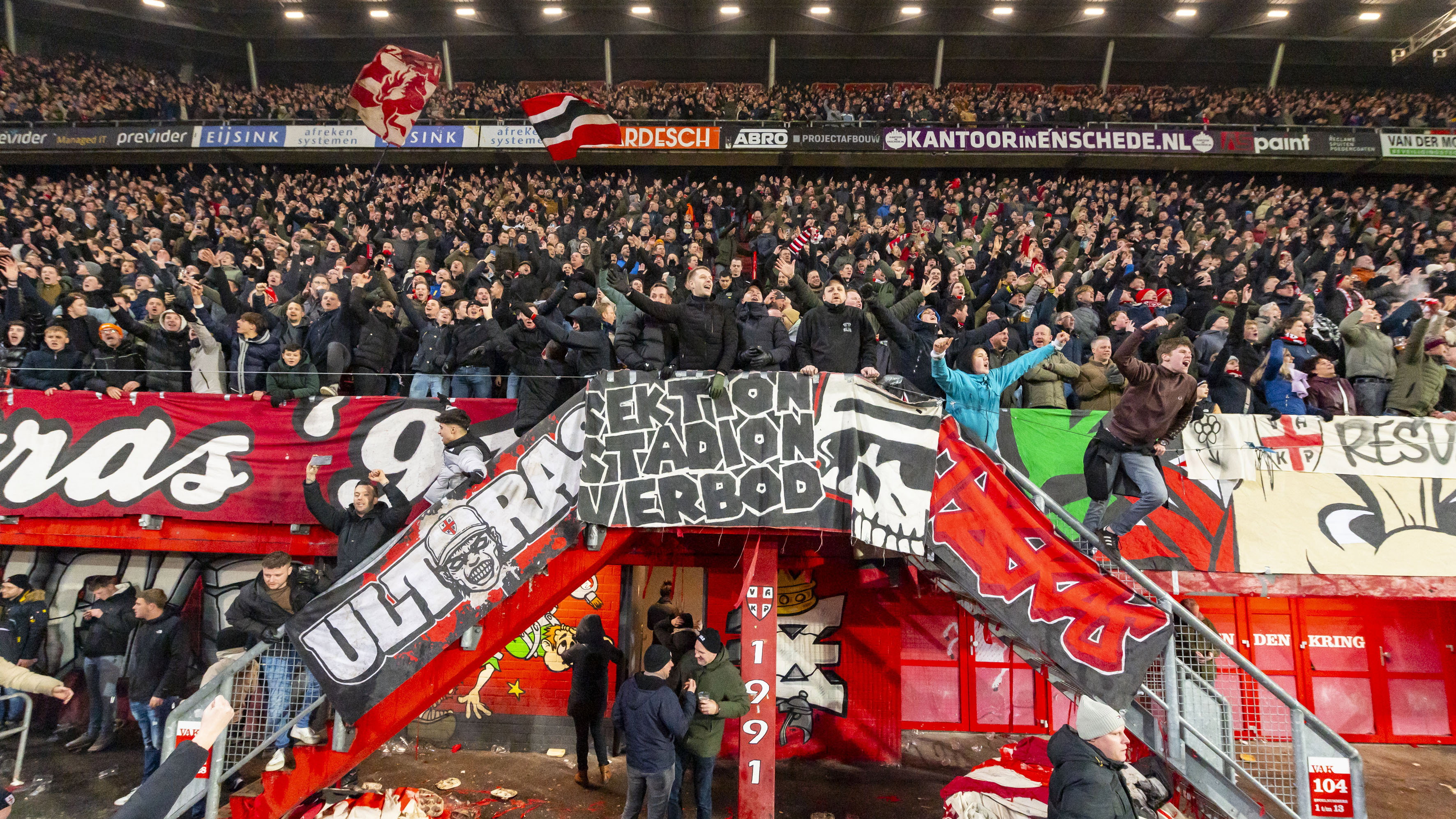 FC Twente-fans in Vak P gaan los na een goal