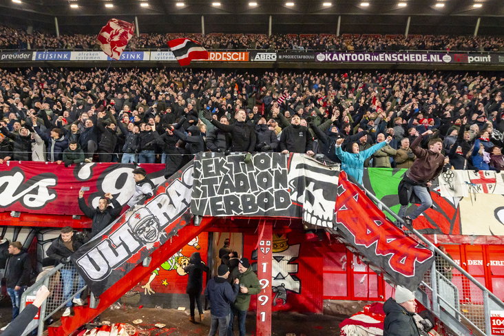 FC Twente-fans in Vak P gaan los na een goal