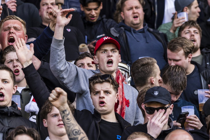 FC Twente-fans moedigen de spelers aan in het uitvak