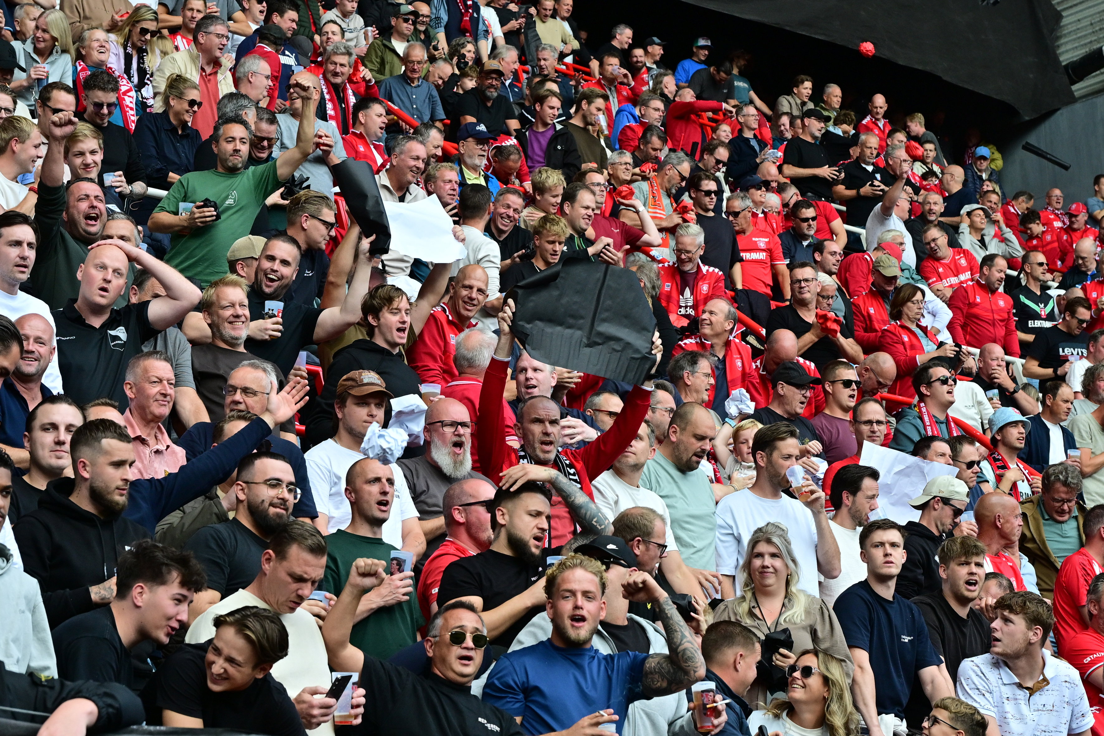 FC Twente-fans vlak voor een sfeeractie