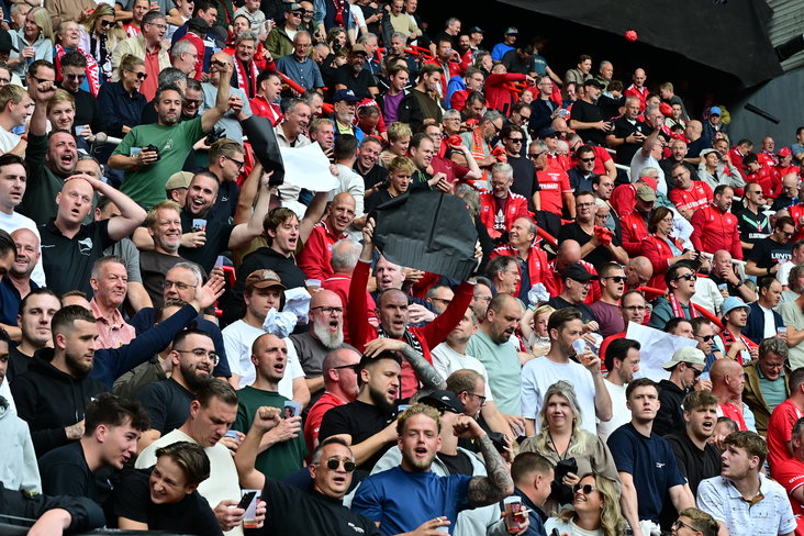 FC Twente-fans vlak voor een sfeeractie