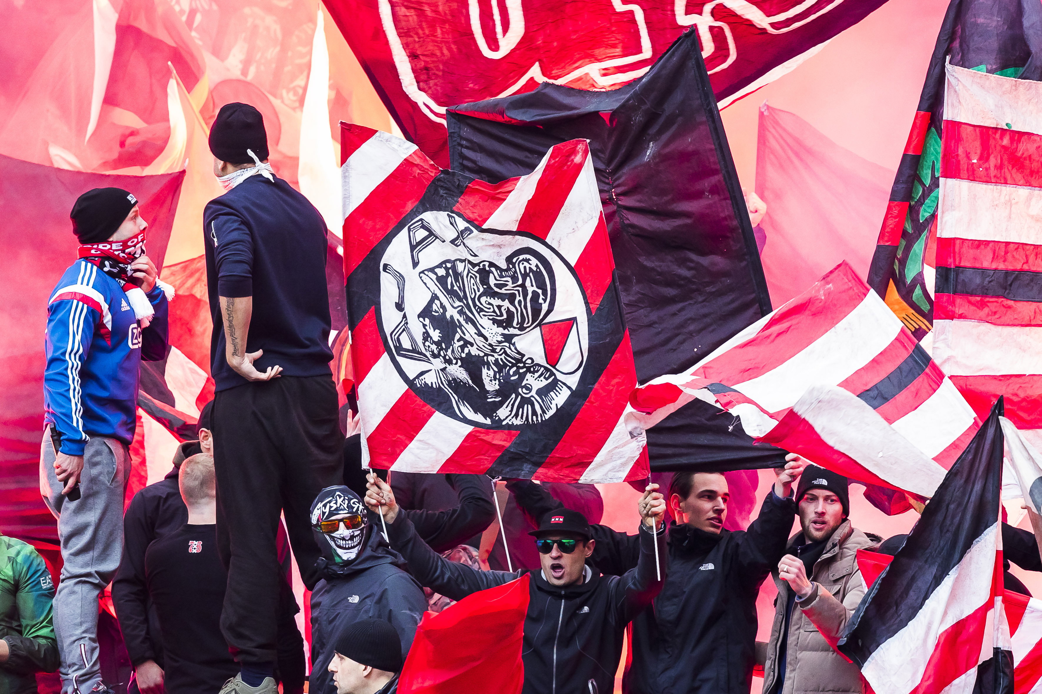Ajax-fans met vlaggen